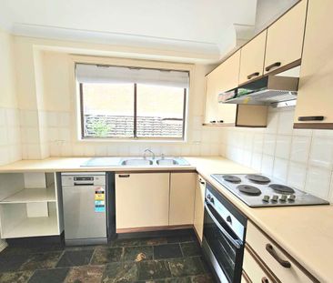 Renovated Townhouse in Prime Castle Hill Location - Photo 2