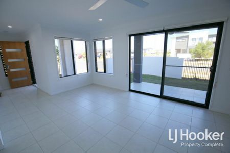 Gorgeous Spacious Terrace Home!! - Photo 2