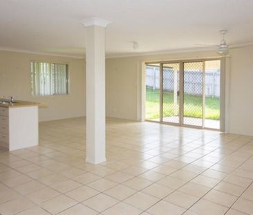Spacious Home in the Heart of Upper Coomera - Photo 2