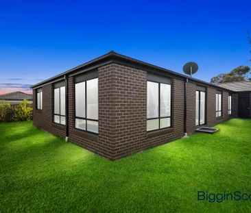 FAMILY HOME WITH MULTIPLE LIVING AREARS!!! - Photo 1