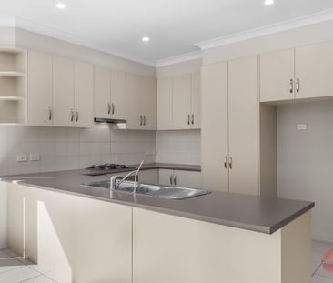 FAMILY LIVING, DOUBLE GARAGE PLUS CLOSE TO TRANSPORT!! - Photo 2