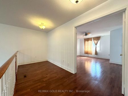 Detached Home For Lease | W9053645 - Photo 4