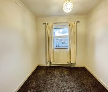 3 bedroom Semi-Detached House to let - Photo 2