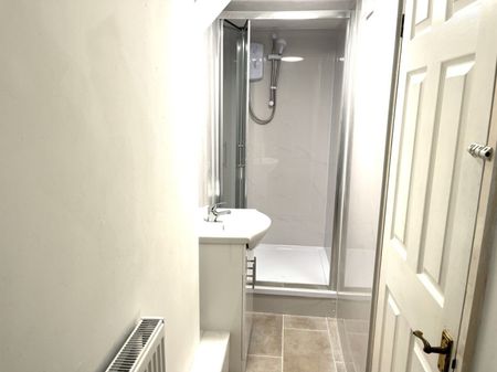 3 bedroom Mid Terraced House - Coventry Close, Stevenage - Photo 3