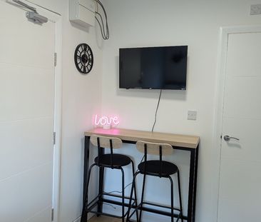 Studio Flat, Askew Road, W12 - Photo 2