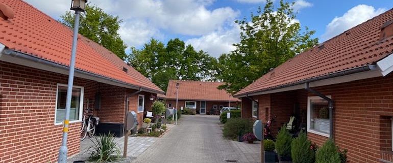 Skønt 2-værelses rækkehus med egen have - Foto 1