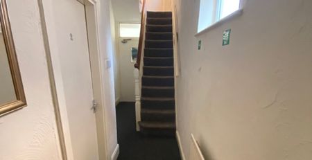 Flat 2, Conference Road, Armley, Leeds, LS12 3DX - Photo 5