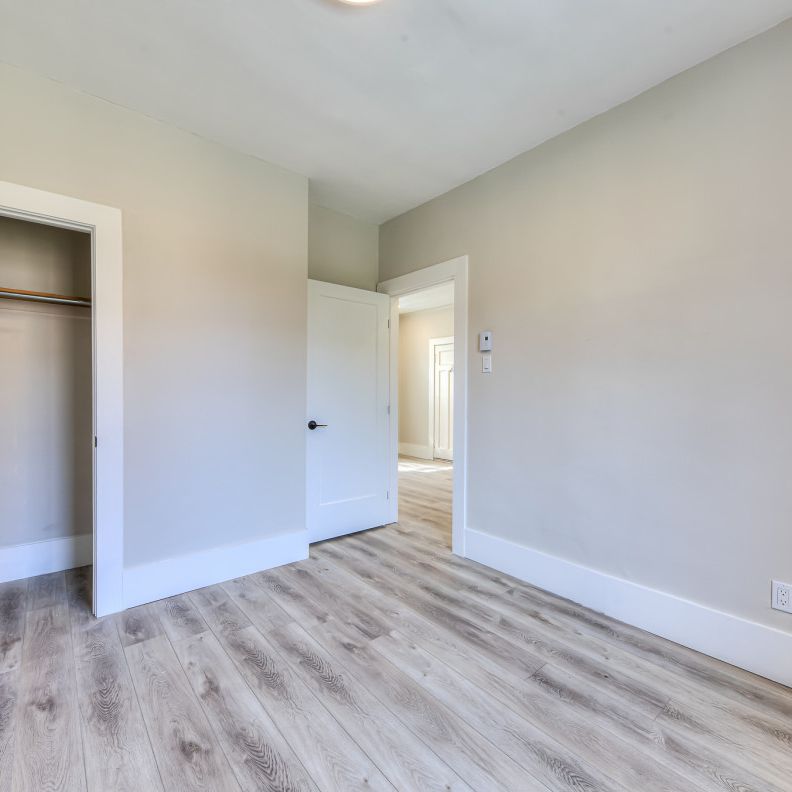 Appartement de 2 chambres entièrement rénové à NDG, à côté du campus Loyola. - Photo 1