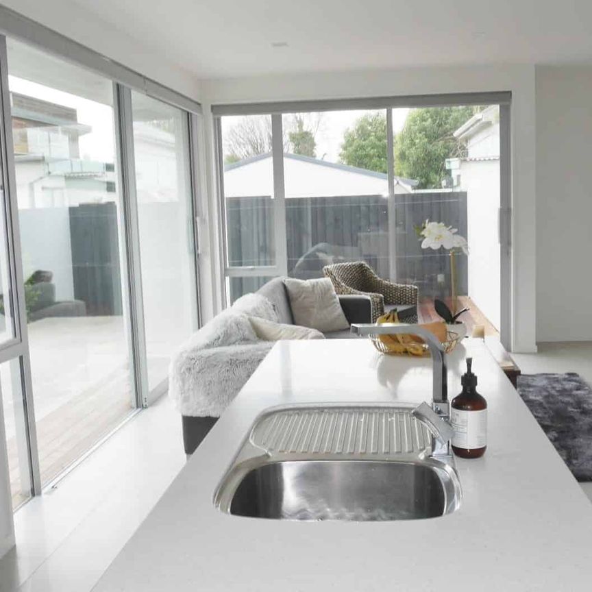 ST ALBANS - MODERN 2 BEDROOM, 2 X BATHROOM TOWNHOUSE, SINGLE GARAGE - Photo 1