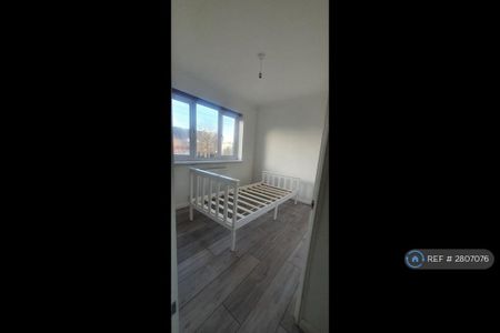 4 bedroom semi-detached house to rent - Photo 3