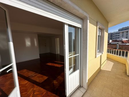 APARTAMENTO T2 NA VITOR HUGO, AREEIRO - NASCENTE / SUL / VARANDA - Photo 2