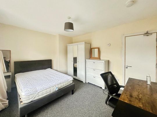1 bedroom in a house share to rent - Photo 1