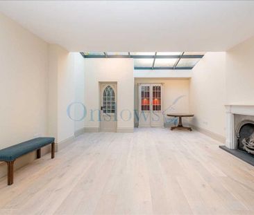 3 bedroom mews to rent - Photo 1