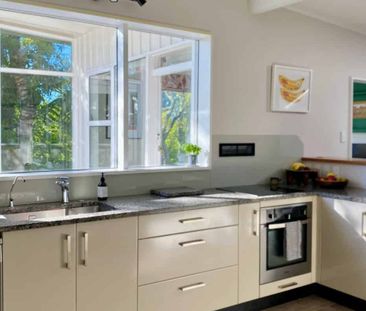 CLASSIC MID-MODERN CENTURY HOME: - Photo 4