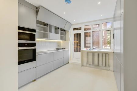 3 bedroom flat in South Kensington - Photo 2