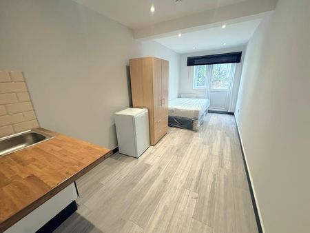 Raymond Crescent , Guildford, GU2 - Photo 5