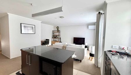 Flat Bush, 4 bedrooms - Photo 2