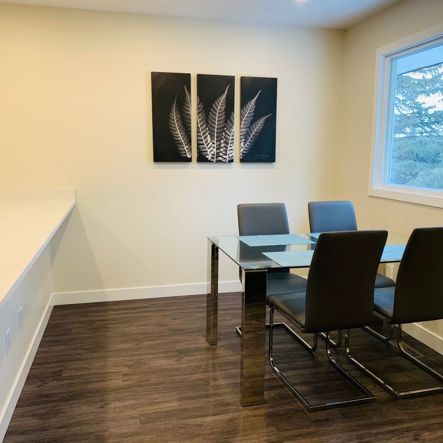 Fully Furnished, Renovated, 2 Bedroom Corner Townhouse In Varsity Nw - Photo 1