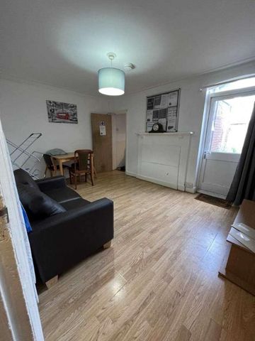 Bedroom House- Beecham Road, Reading, RG30 - Photo 3