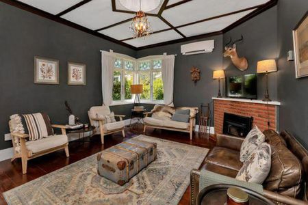 Character, charm and conveniently located - Photo 2