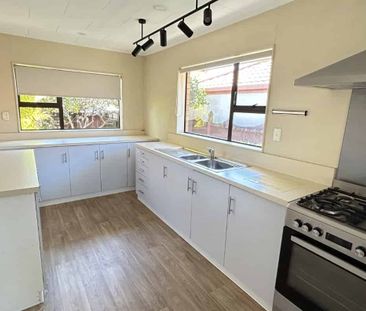 Modern and Spacious Two Bedroom Home - Photo 2