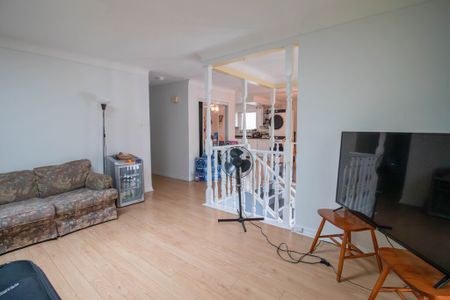 Spacious 3 Bedroom Main Unit in Thorold! - Photo 3