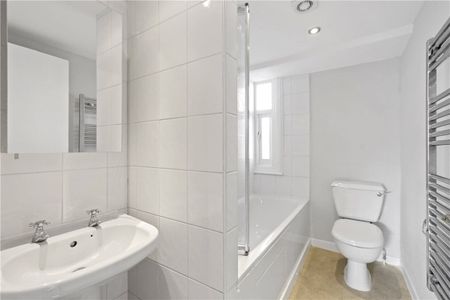 Bright third floor apartment on Crawford Street, offering easy access to Baker Street Station, Regents Park and to a great range of local shops and restaurants. - Photo 5