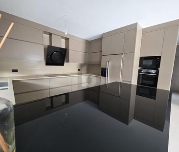 SPAZIOSA ED ELEGANTE CON PISCINA E VISTA LAGO - Foto 2