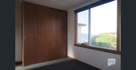 Beautiful Family Home With Stunning Views & Exceptional Outdoor Living - Photo 5