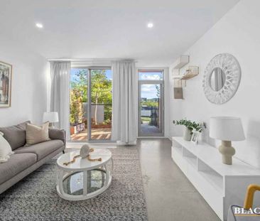 Luxe Townhouse With Endless Entertaining Opportunities - Photo 3