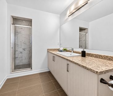 For Lease - 215 Harding Park Street, Newmarket, Ontario - Photo 5