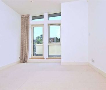 A spacious penthouse apartment situated in the town centre of Tunbr... - Photo 4