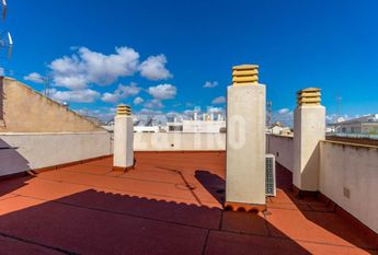 Bright two-bedroom apartment just a stone-throw from the beach