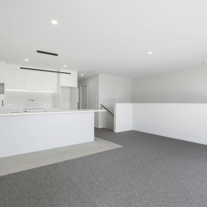 Modern 2-Bedroom Apartments in Prime Village Location - Walk to Beach - Photo 1