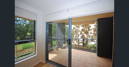 Stylish coastal apartment in the heart of Newport Village - Photo 2