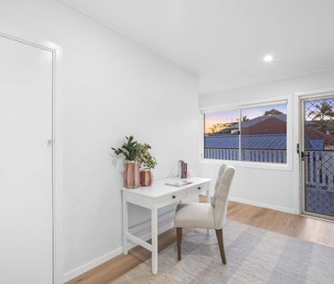 Elegant Family Living in Prime Holland Park Locale. - Photo 5