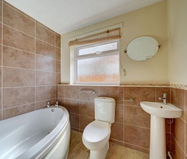 3 bedroom semi-detached bungalow to rent - Photo 4