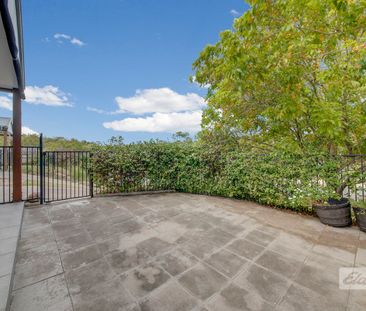 NEAT LOW MAINTENANCE 3 BEDROOM HOME WITH LOCK UP GARAGE - Photo 5