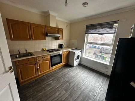 2 bedroom flat to rent - Photo 2