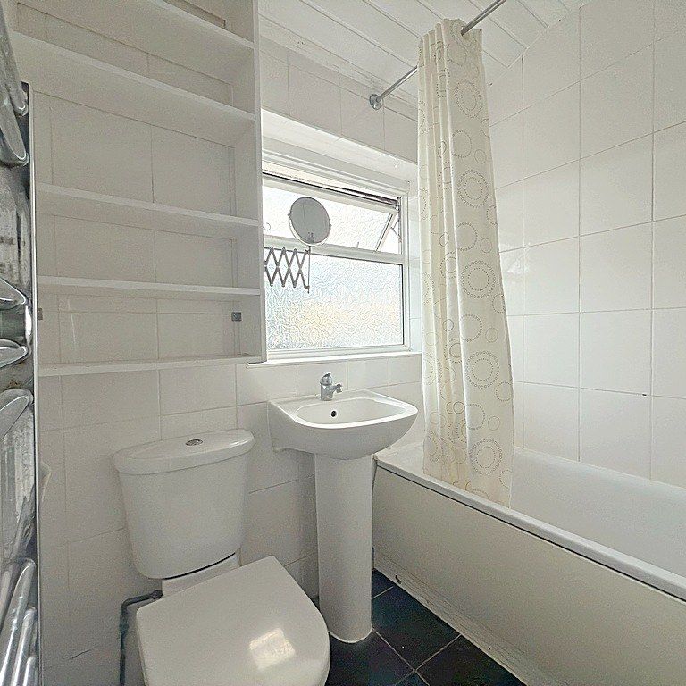 UB6, Greenford - Photo 1