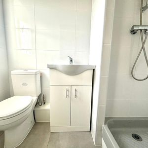 Brendon Close, Harlington, UB3 - Photo 2