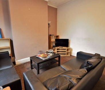 4 bedroom House in Meadow View, Leeds - Photo 2