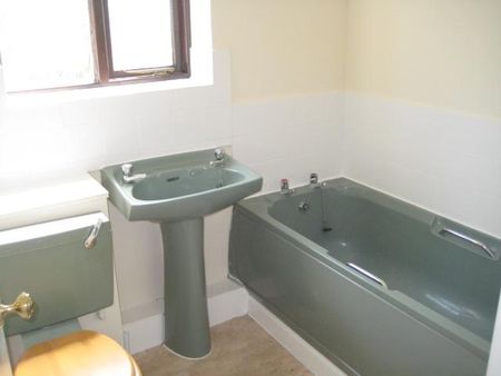 1 bedroom ground floor flat to rent - Photo 4
