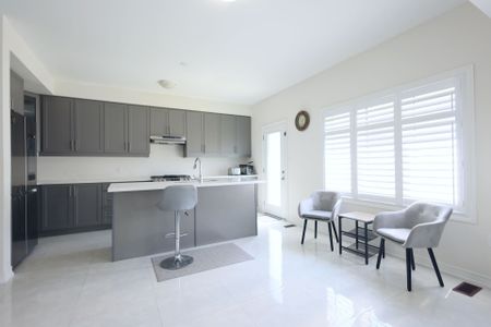 For Lease - 327 Northglen Blvd Boulevard, Clarington, Ontario - Photo 2