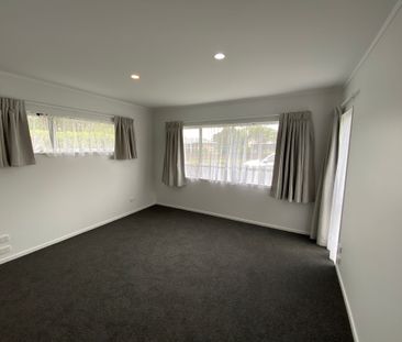 Beautifully Presented 2-Bedroom Unit in Prime Location! - Photo 2