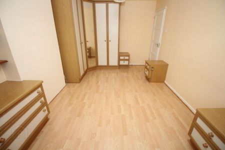 4 Hillview Crescent, Carrickfergus, BT38 8YR - Photo 2