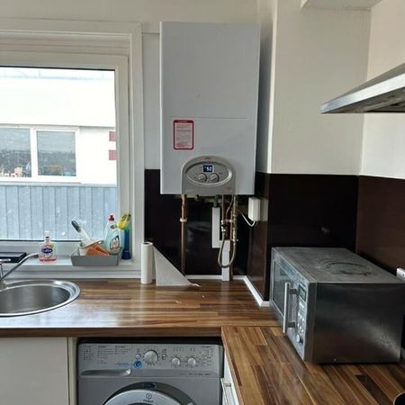 Room in a Shared Flat, Loxford Road, IG11 - Photo 3