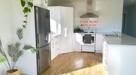 Large, Modern, 4 bedroom, close to town - Photo 3