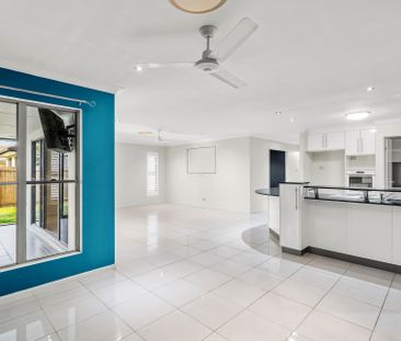 Family home in Glenella! - Photo 2