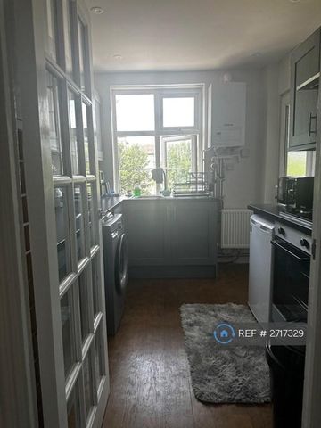 1 bedroom in a house share to rent - Photo 4